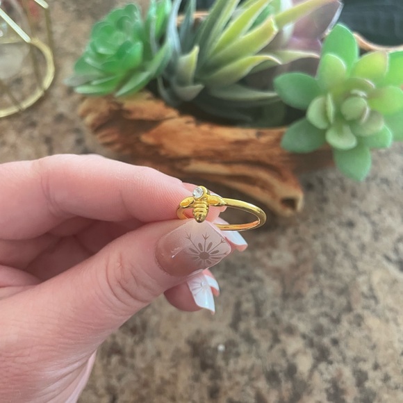 Rhinestone Bumble Bee Ring - Picture 7 of 8